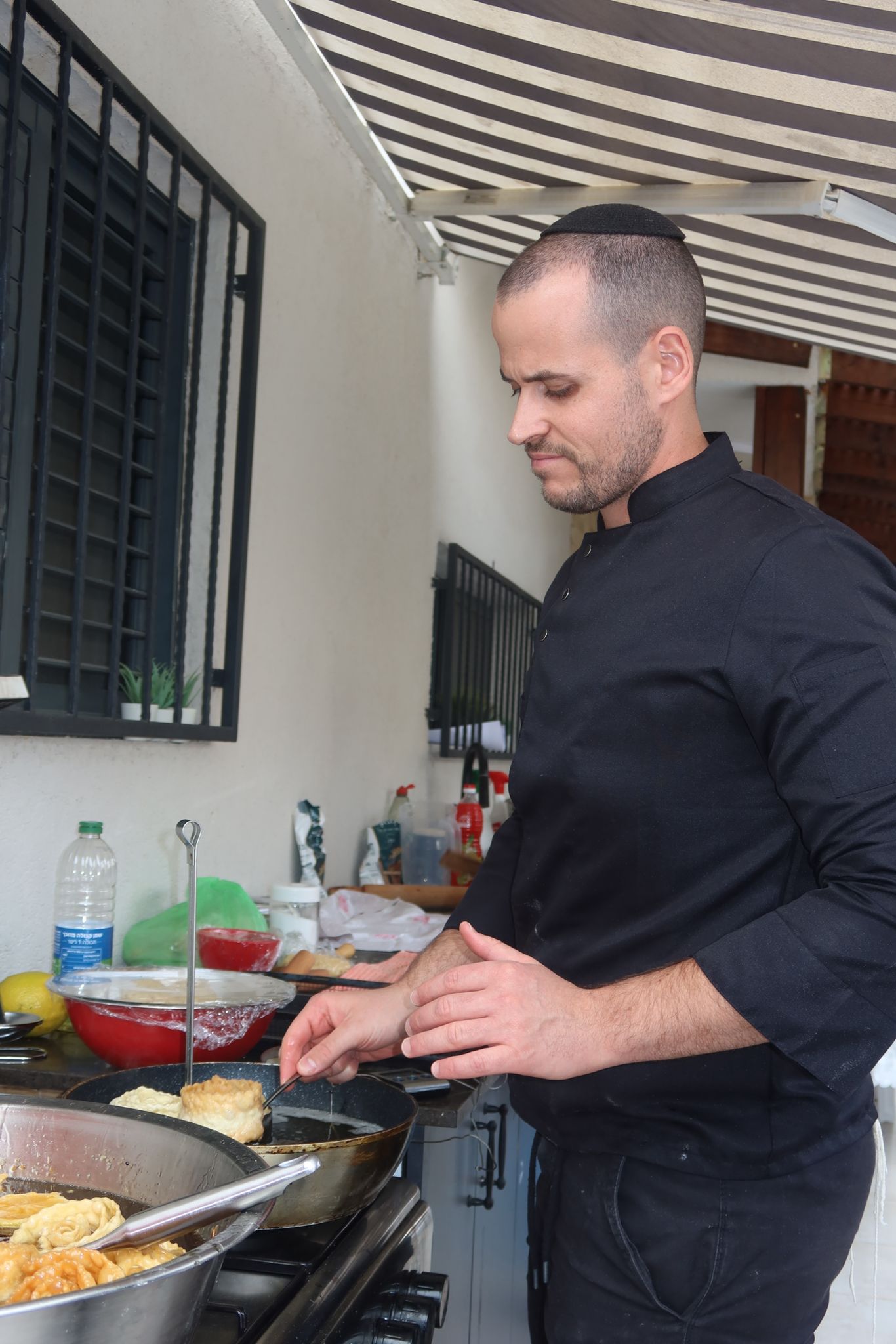 מגוון עוגיות מרוקאיות מסורתיות מוכנות להגשה